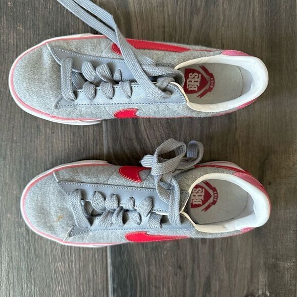 Nike Gray and Pink Sneakers Size 5 Brand New - Picture 2 of 4